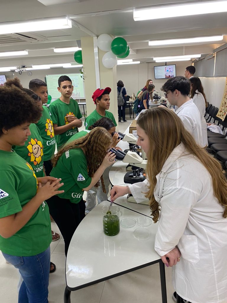 Crianças e adolescentes do Projeto Girassol participam de Feira das Profissões e assembleia mensal.